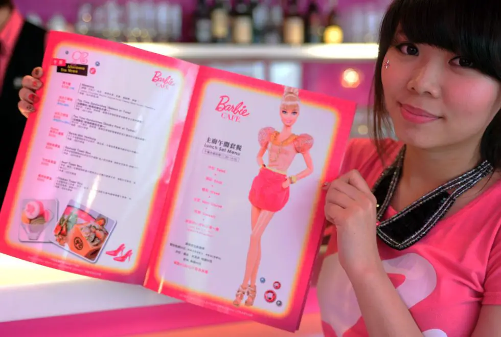 En 2013, un restaurante temático-Barbie abrió en Taipei. Todo, desde los sofás de color rosa caliente al menú cursi es inspirado por Barbie, por lo que es destino obligado para los amantes de Barbie acérrimos. 