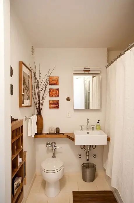 Una gran solución para crear una atmósfera de luz en el pequeño cuarto de baño.