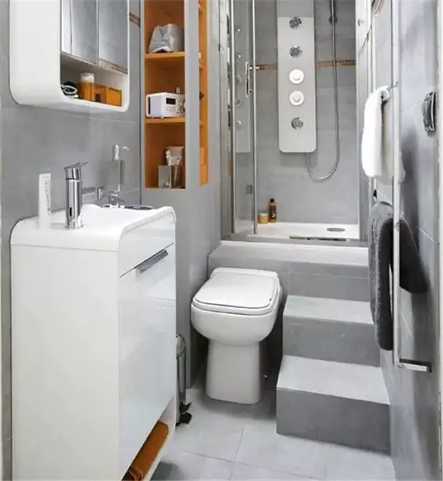 Hermosa decoración interior de un pequeño cuarto de baño en tonos brillantes.