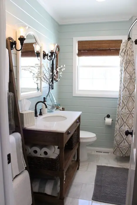 Buen cuarto de baño interior está decorado en tonos apagados.