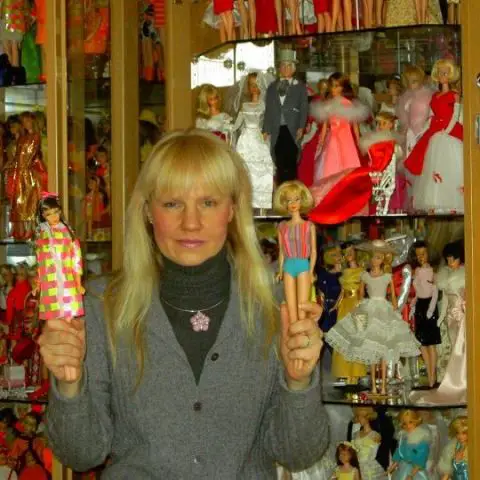 Bettina Dorfmann posee más de 15.000 tipos de muñecas Barbie un valor estimado de $ 300.000, de obtener su Libro Guinness de los Récords título de la colección más grande en el mundo. Ocupan un poco de su casa: una habitación entera, el sótano, y la mitad de su cocina. 