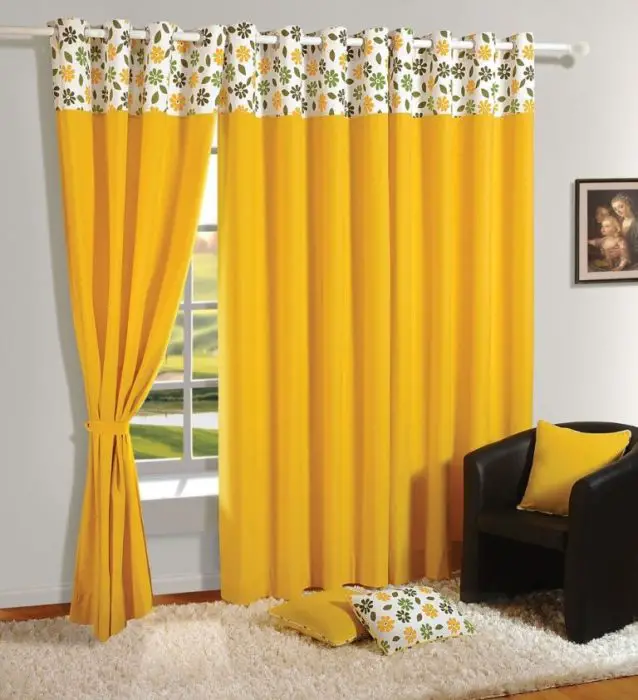 La originalidad interior de un dormitorio con cortinas amarillas.