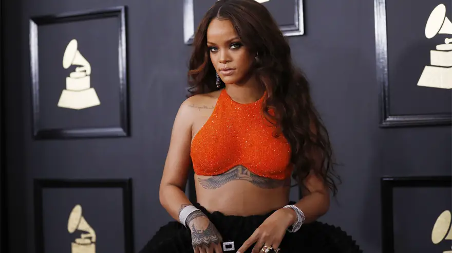 Grammy 2017: Rihanna deslumbró en la alfombra roja [FOTOS]