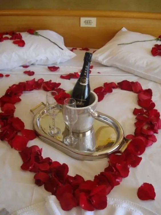 Romantic Bedroom Decorations and Bedding Sets for Valentine's Day 2013: 