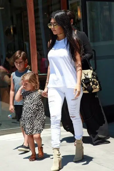 Kourtney Kardashian Photos - The Kardashian clan is spotted out for lunch at Hugo's in Agoura Hills, California on June 22, 2016. - The Kardashians Lunch at Hugo's: 