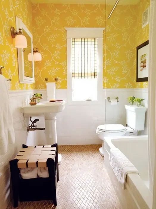 Amarillo del papel pintado en el baño