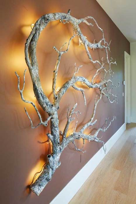 decoración con madera natural: La decoración de la pared original en la forma de un árbol con luces. 