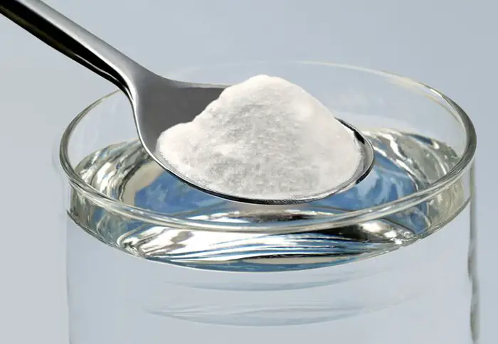 Mezclar el bicarbonato de sodio con agua