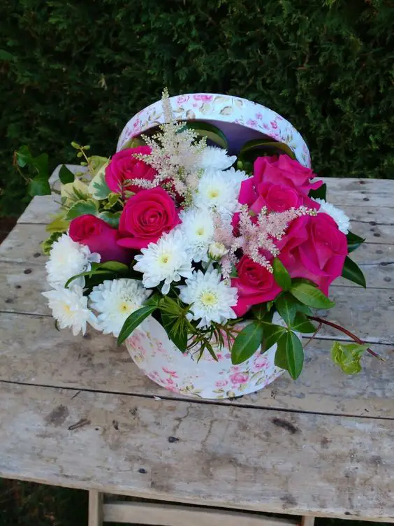 Caja de flores Sombrerera romantica: 