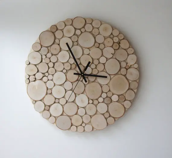 decoración con madera natural: mecánica de la pared reloj de madera. 
