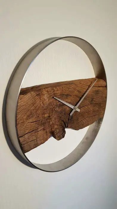 decoración con madera natural: reloj de metal con inserto de madera en medio. 