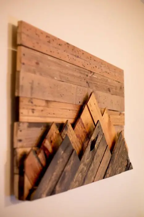 decoración con madera natural:  La pintura, hecha de pequeños cuadrados de diferentes tipos de madera.