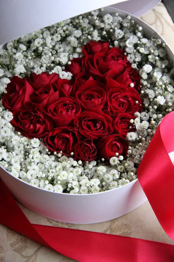 Caja de flores Hermoso corazón de rosas dentro de una caja: 
