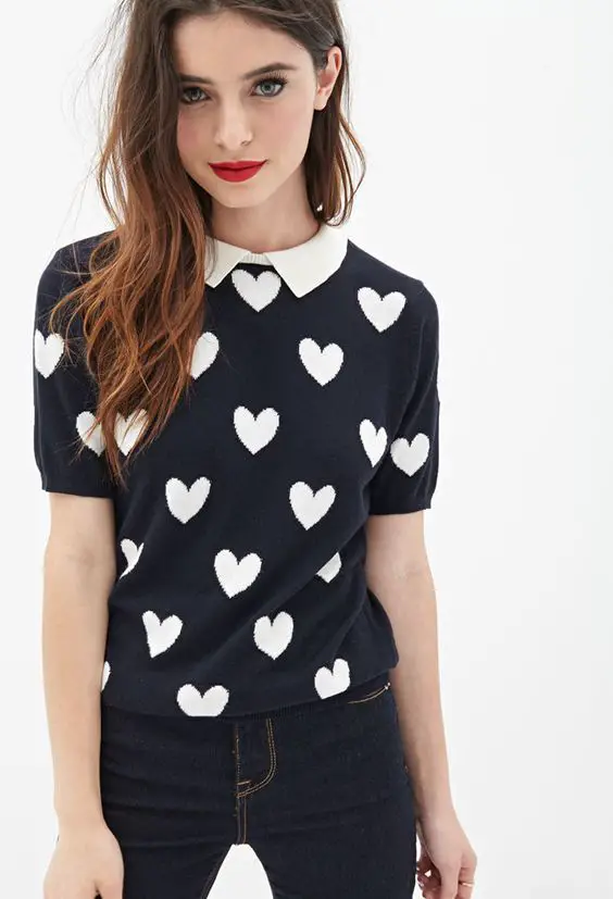 Outfit para San Valentín: Las blusitas con prints de corazones aplican totalmente este día. Si te quieres ver sencilla pero súper linda, ¡esta es la opción!: 