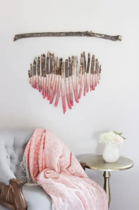 decoración con madera natural: decoración con madera natural: Corazón en la pared hecha de ramitas en el maravilloso interior del dormitorio. 