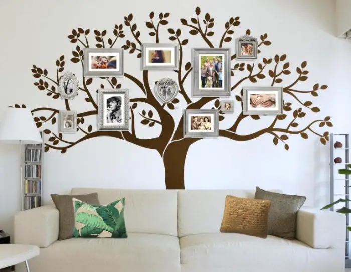 Sólo Gran decoración del árbol de familia en la sala de estar. 