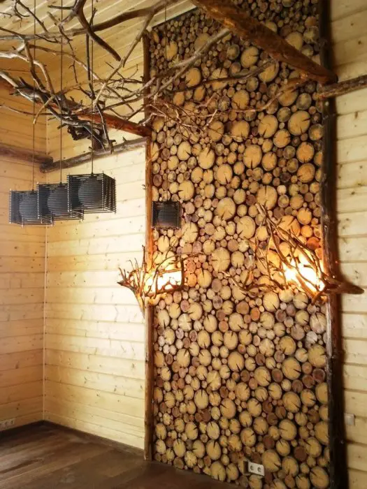 decoración con madera natural: La pared original de Spili dan sabor al interior de una casa de campo.