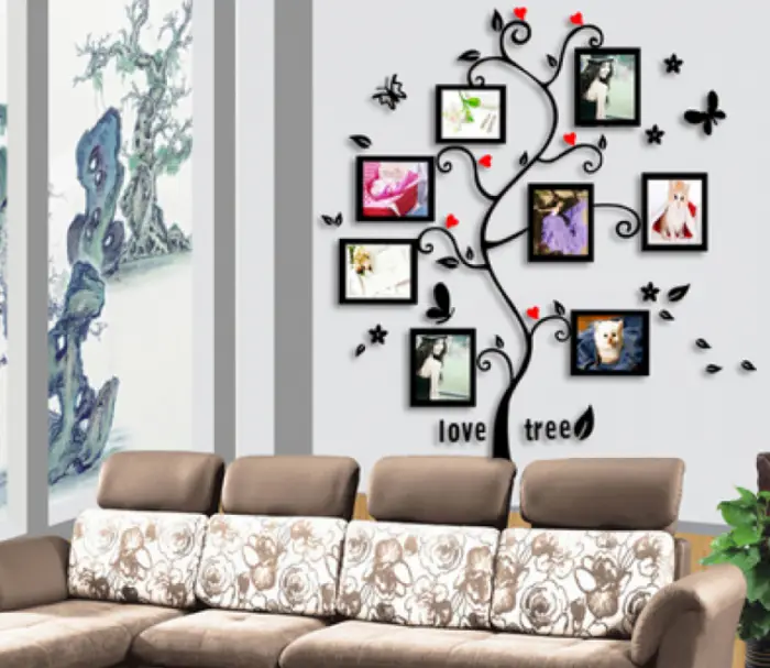 fotos de pared en un árbol en la sala de estar. 