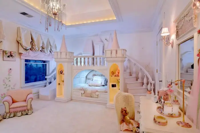 habitación de los niños de interiores en el estilo del castillo de Barbie. 