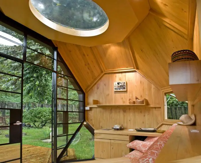 El interior de una pequeña glorieta en el estilo Art Nouveau, que puede ser considerado como el lugar ideal para relajarse. 