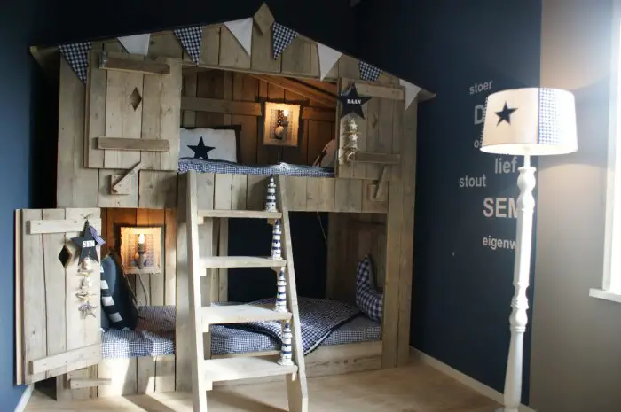 Una casa de madera en el interior de la habitación de un niño es una decisión muy audaz. 