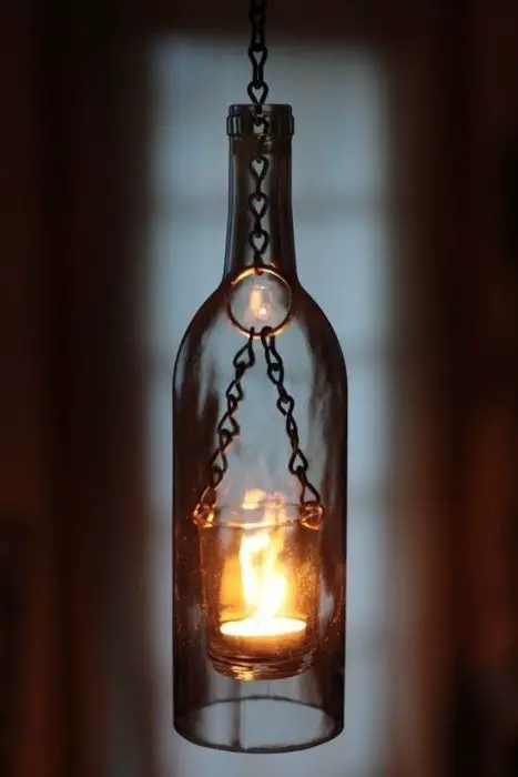 titular de la vela con estilo de una pequeña botella de vino, que será una cosa útil en el interior.