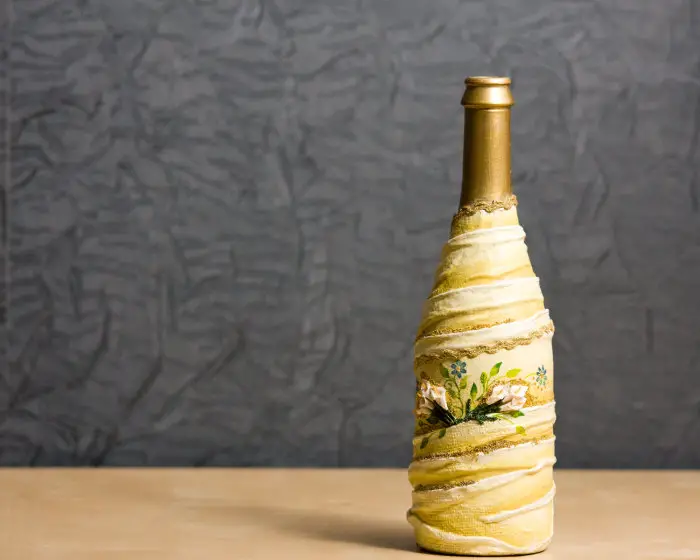 La botella decoupage original, lo que hará que sea objeto de una decoración luminosa. 