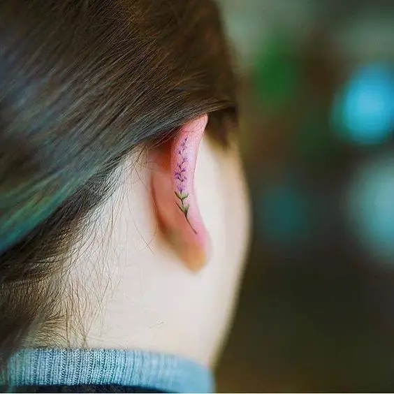 Flower tattoo on the ear.: 