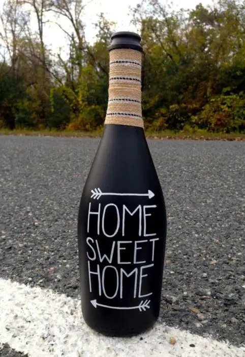 Botella de cristal con la inscripción de la popular "Hogar, dulce hogar."