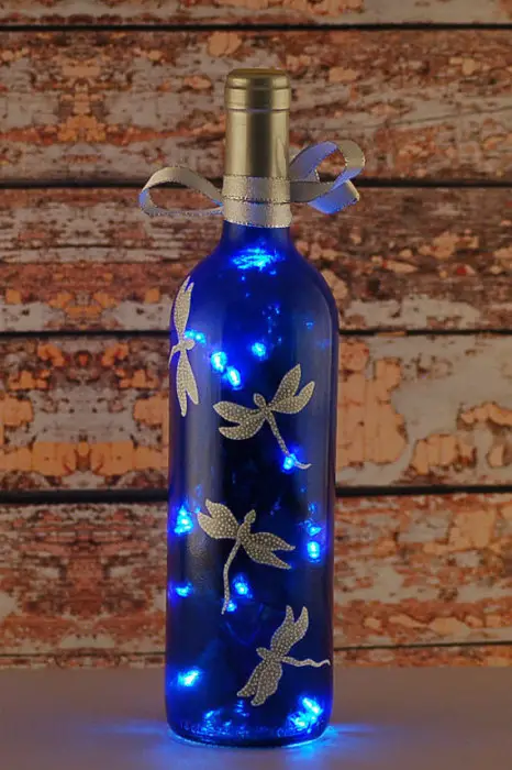 Garland en la botella de vidrio convencional - una gran decoración para el Año Nuevo.