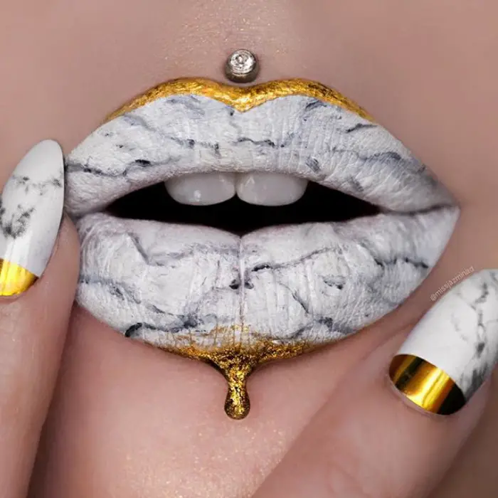 Los labios de mármol