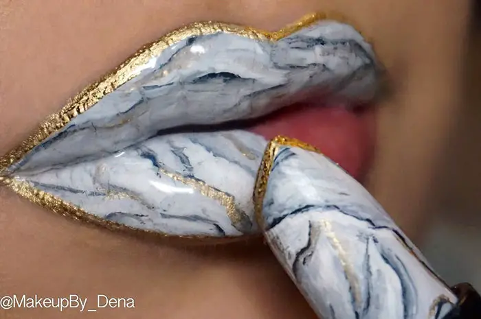 Los labios de mármol