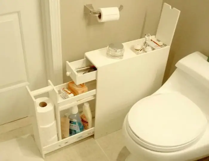 Pequeño estante en el baño, donde se puede almacenar fácilmente a la higiene necesaria. 