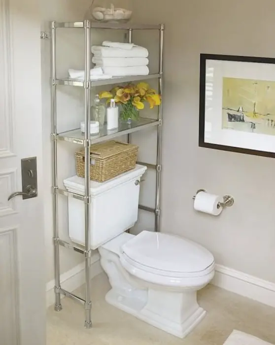 metálica sencilla estantería encima del inodoro ahorrará espacio en el baño. 