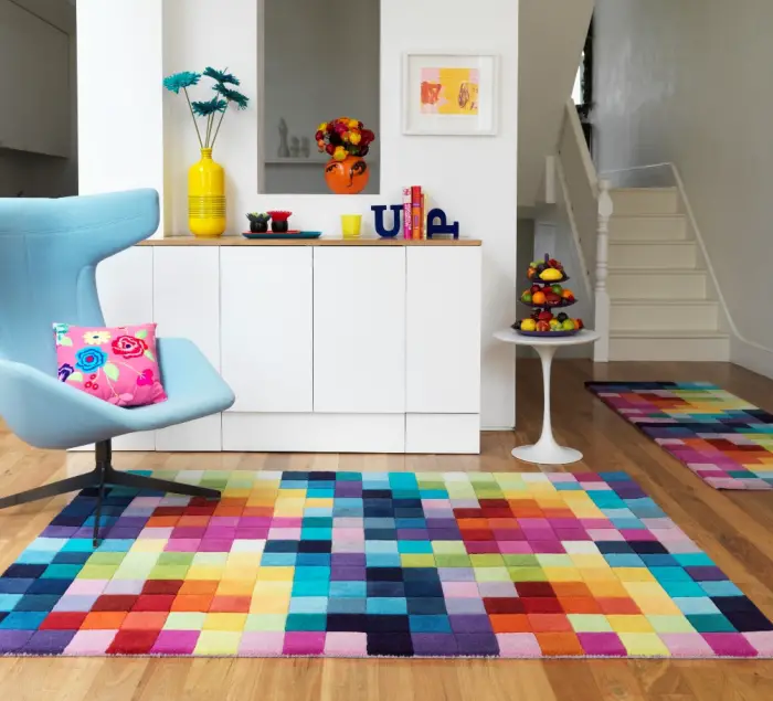 La alfombra brillante con patrones geométricos.