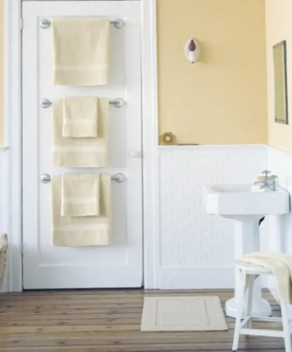 Las toallas pueden ser almacenados en perchas unidas a la puerta