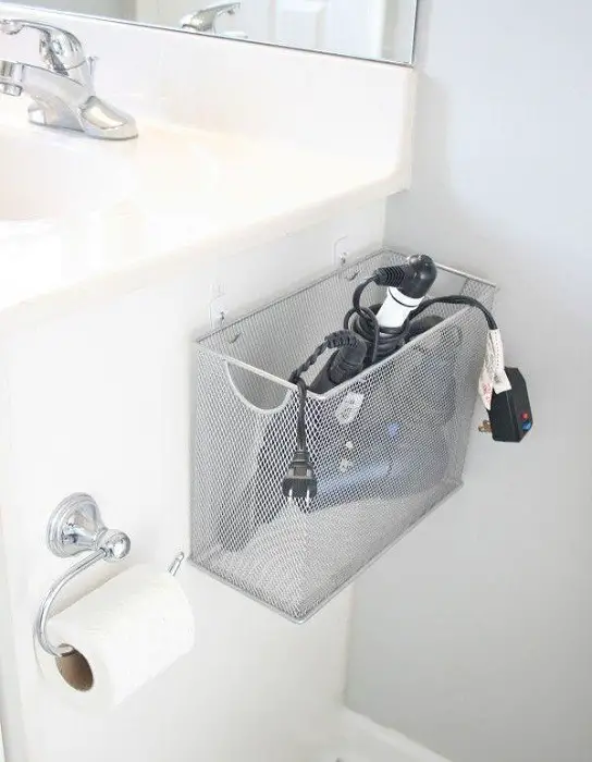 secador de pelo se puede almacenar en una cesta unida a un gabinete