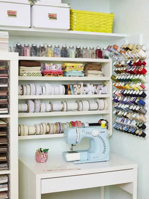 Armario con tabla incorporada para una máquina de coser y accesorios de costura. 