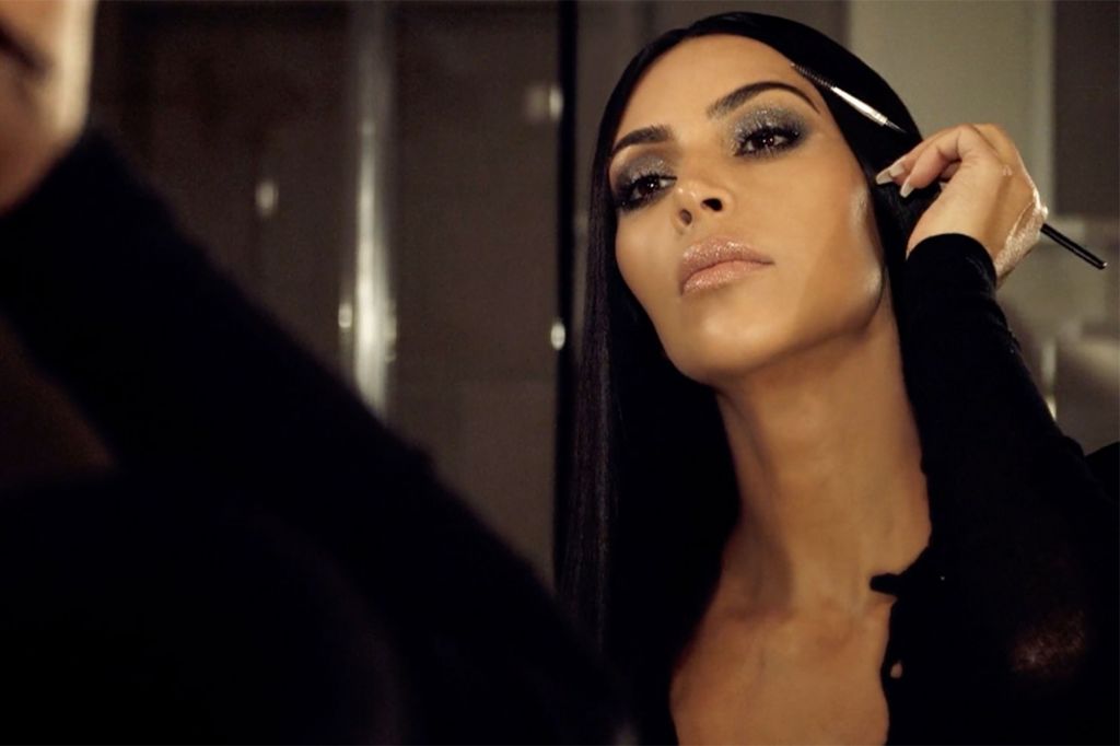 Kim Kardashyan revela su secreto de maquillaje en un video de 5 minutos