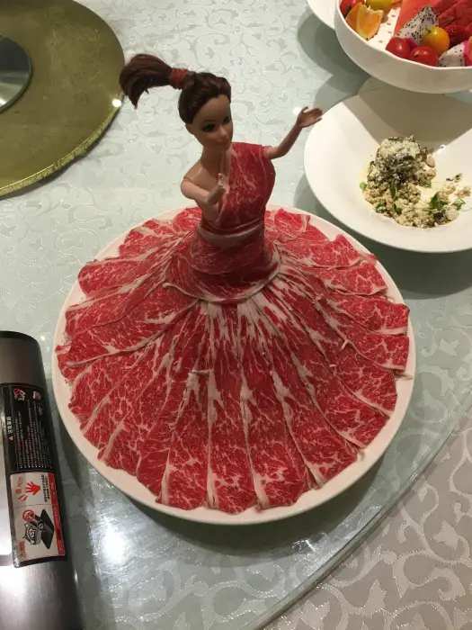 Muñeca en un vestido hecho de carne.