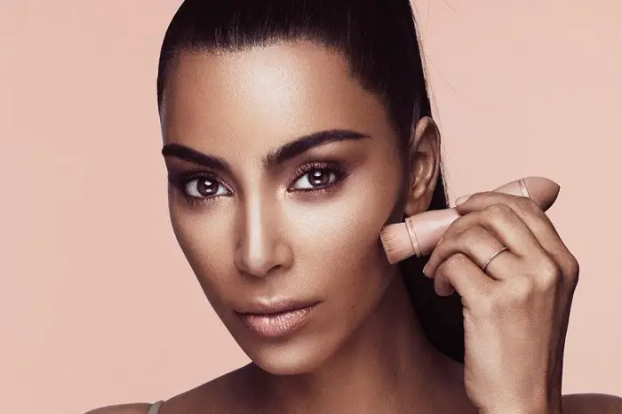 Kim Kardashian publicó un video, que enseña cómo hacer konturing
