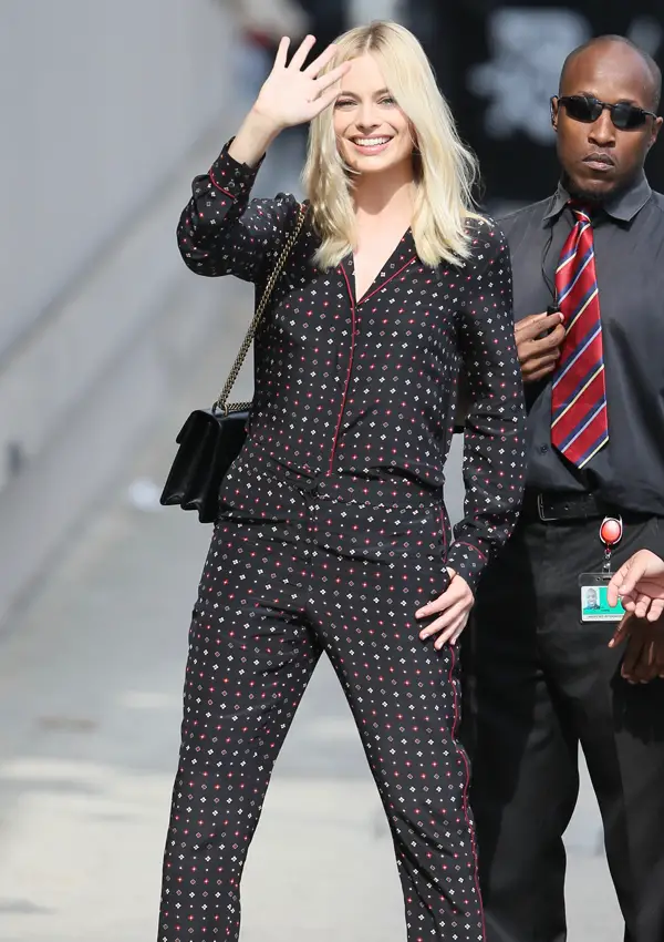 Margot Robbie sigue la tendencia del 'look pijama'