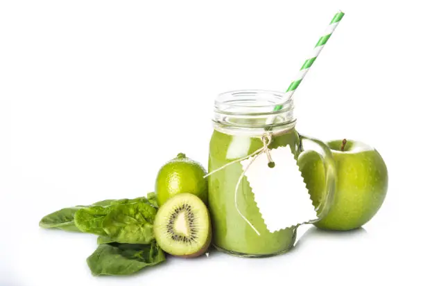 Green smoothie o batido verde con sus ingredientes aislado sobre fondo blanco, bebida antioxidante y energtica para una dieta sana