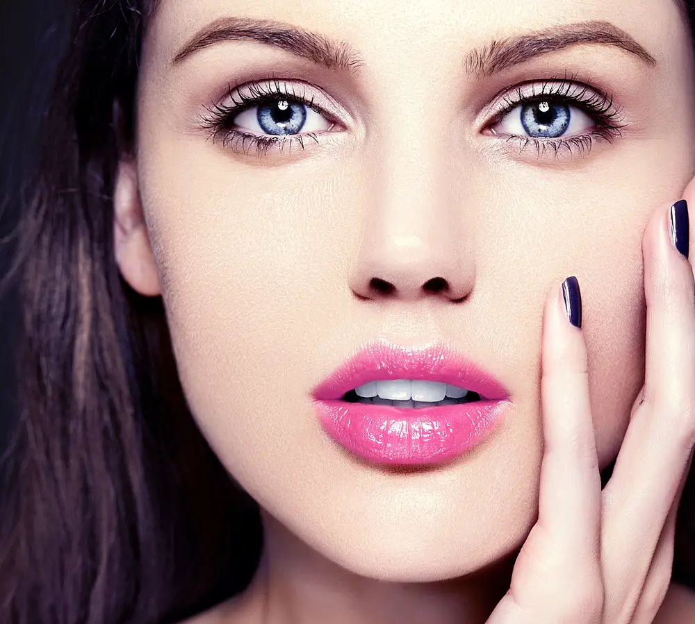 Resultado de imagen para girl with pink lipstick