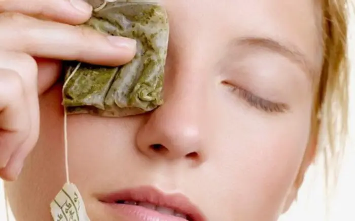 El té verde puede ayudar a cuidar de la piel debajo de los ojos.
