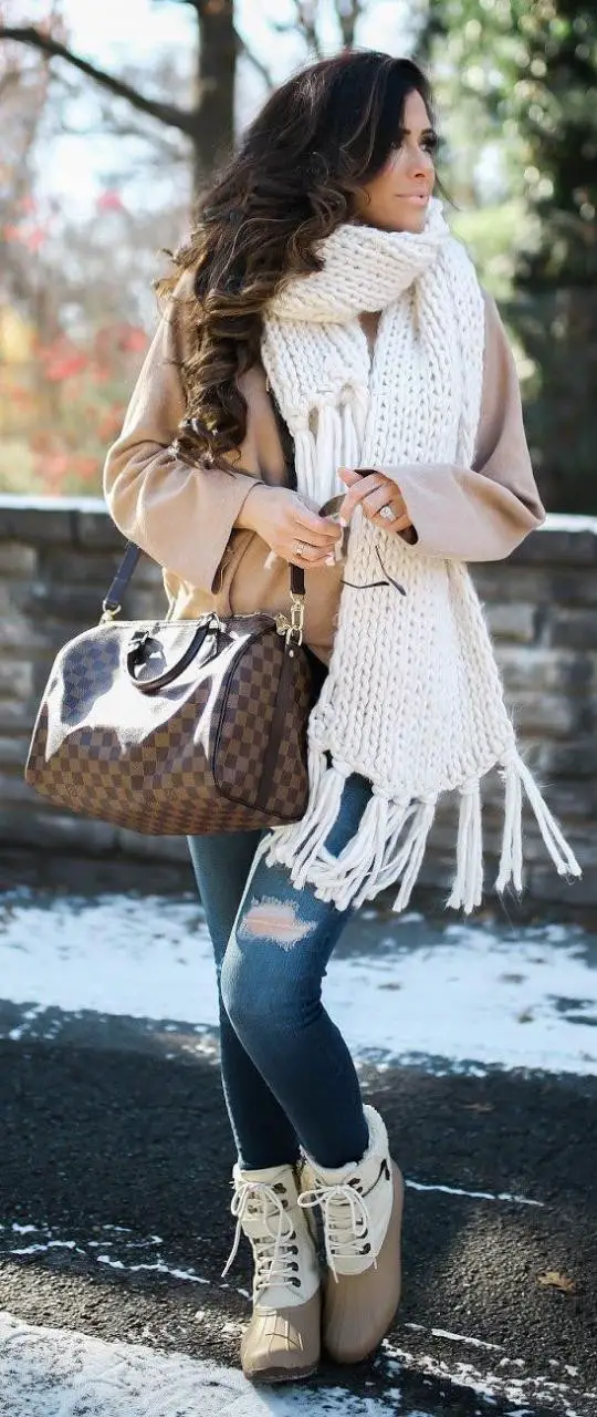 #winter #fashion / White Wool Fringe Scarf / Camel Coat / Destroyed Skinny Jeans / Snow Boots