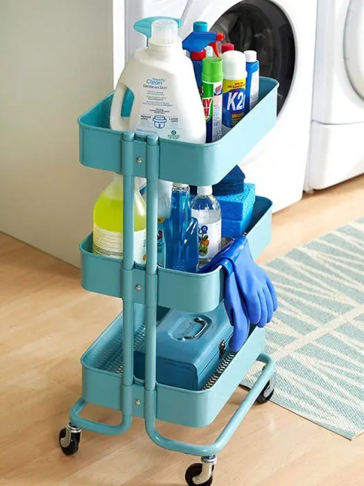 Conveniente organizador de trole para almacenar detergentes, que se pueden ocultar fácilmente junto a la lavadora y desplegarse sólo según sea necesario. 