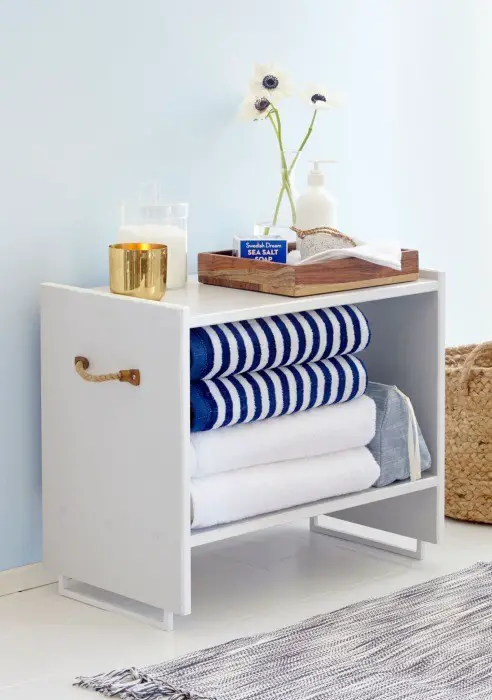 Una mesa de cabecera exclusiva y económica para toallas y otros accesorios de baño, que usted puede hacer fácilmente usted mismo. 