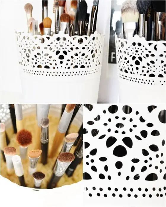 To make it more convenient to store and use makeup brushes, it is enough to add decorative pebbles to the prepared container. 