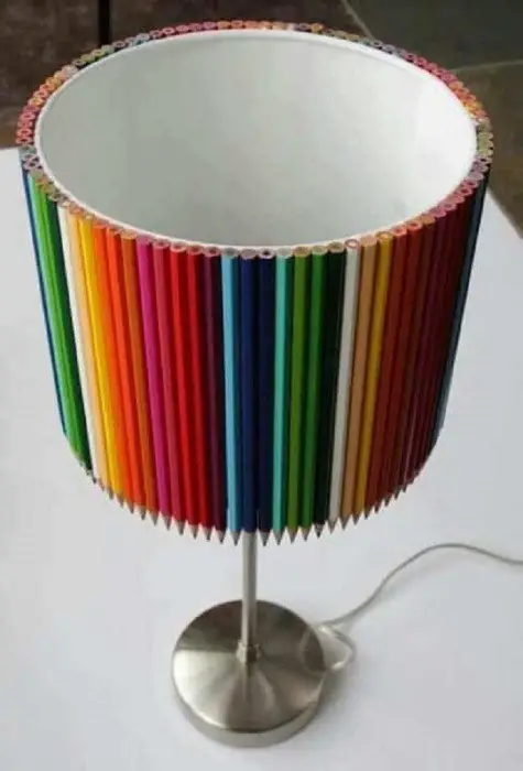 Para hacer una pantalla de lámpara original y moderna para una lámpara de pie con sus propias manos, puede usar lápices de colores ordinarios, así como cualquier otro medio improvisado.